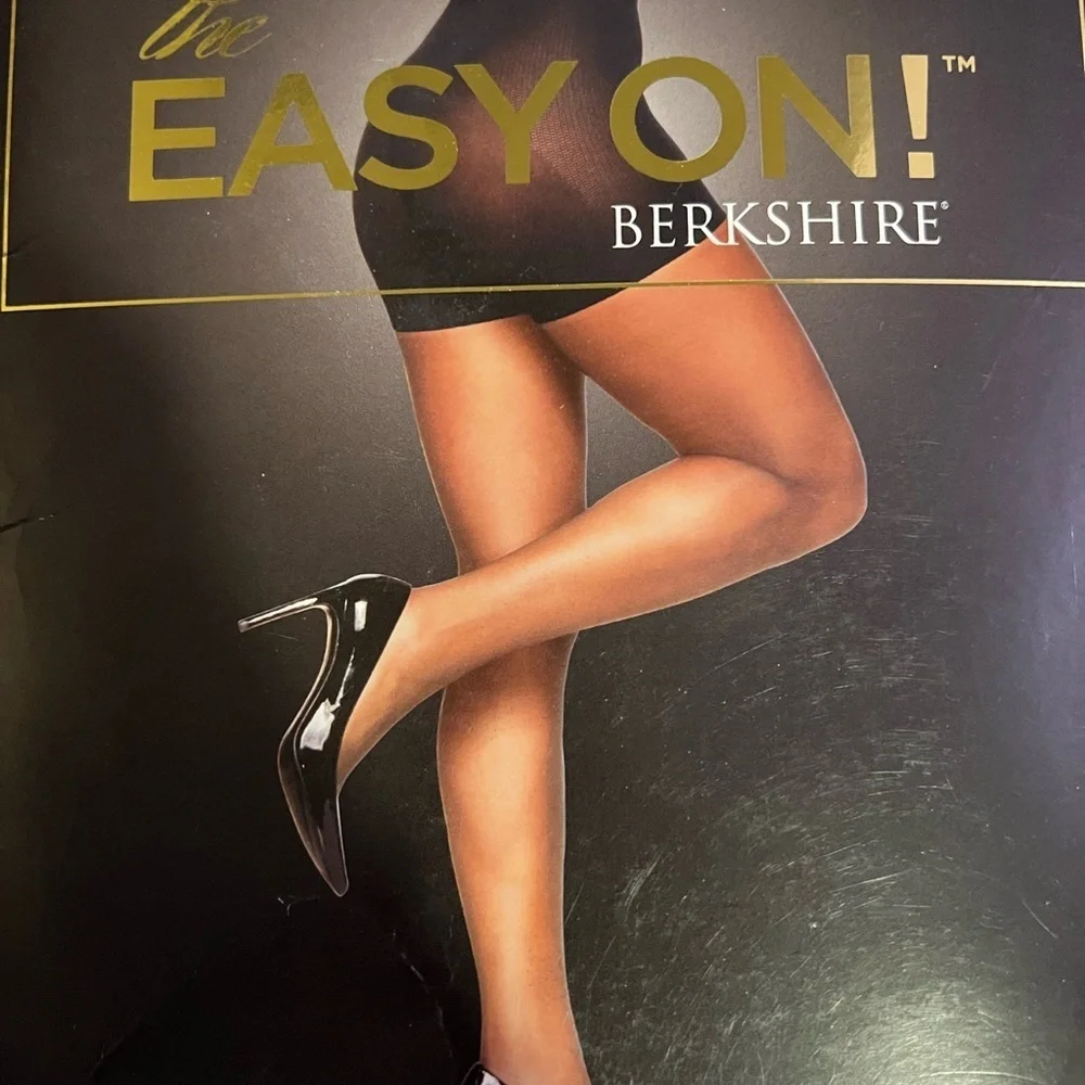 NWT BERKSHIRE The Easy On! Luxe Matte Pantyhose Black Small